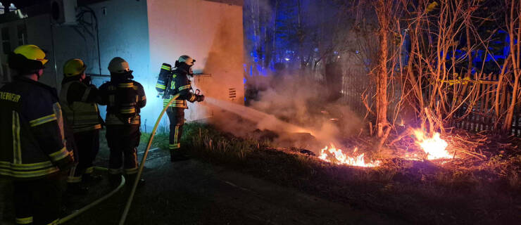 Brennender Unrat an Technikgebäude nahe Bahnhof