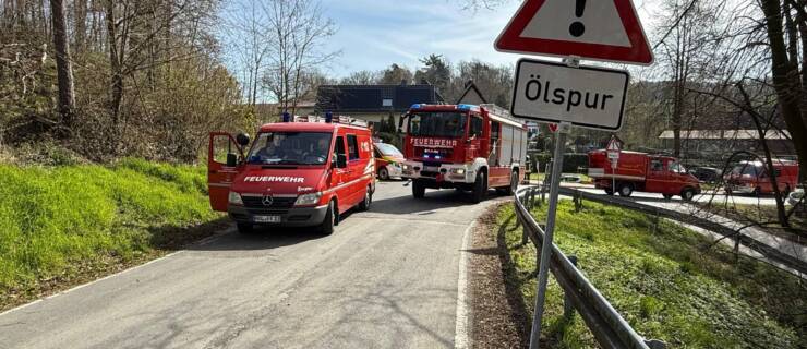 Längere Dieselspur von Schorborn bis nach Deensen. Drei Feuerwehren im Einsatz
