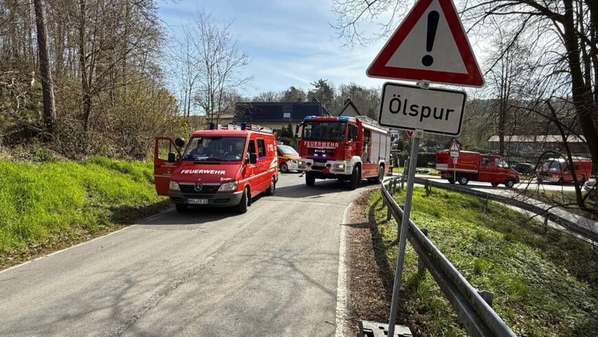 Längere Dieselspur von Schorborn bis nach Deensen. Drei Feuerwehren im Einsatz