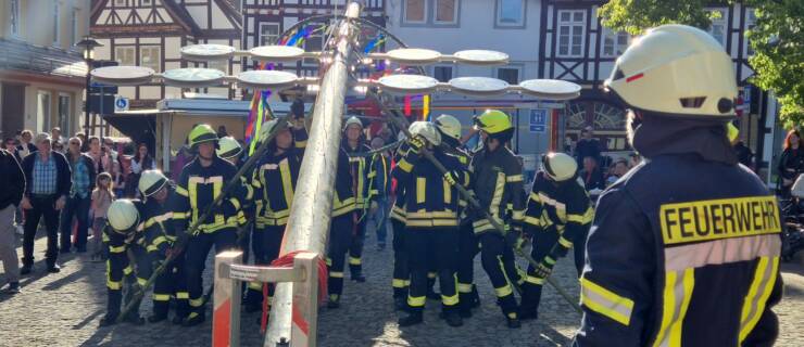 Maibaumaufstellen lockt zahlreiche Besucher nach Stadtoldendorf