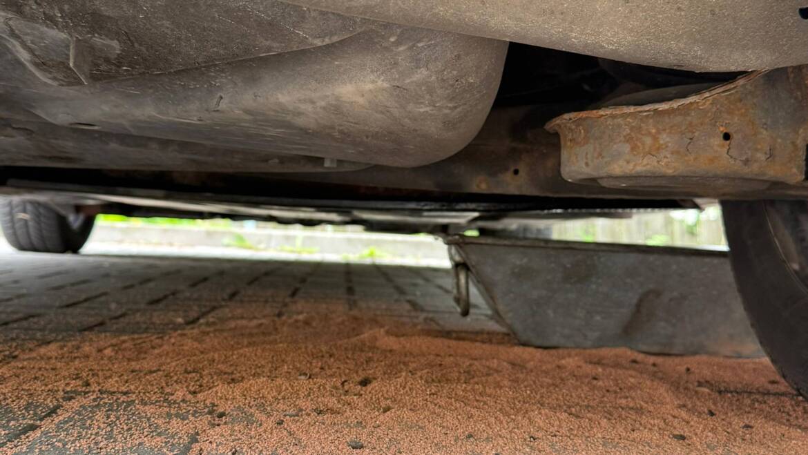 Auslaufende Kraftstoffe an einem abgestellten Fahrzeug in Stadtoldendorf