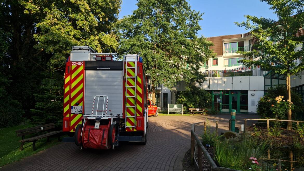 Feststeckende Person in Fahrstuhl. Türöffnung in Stadtoldendorf