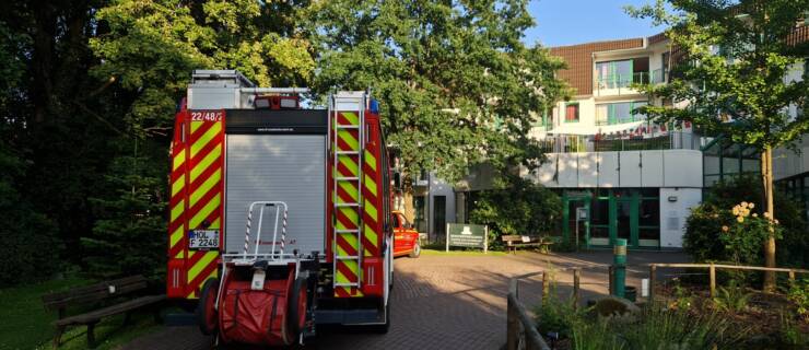 Feststeckende Person in Fahrstuhl. Türöffnung in Stadtoldendorf