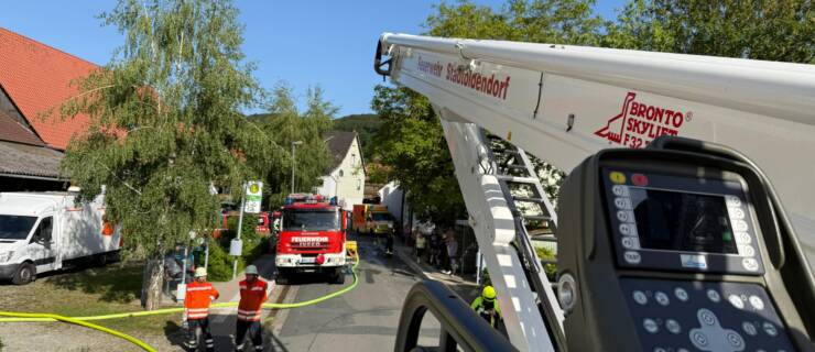 Wohnungsbrand in Rühle.  Hubrettungsfahrzeug zur nachbarschaftlichen Löschhilfe im Einsatz
