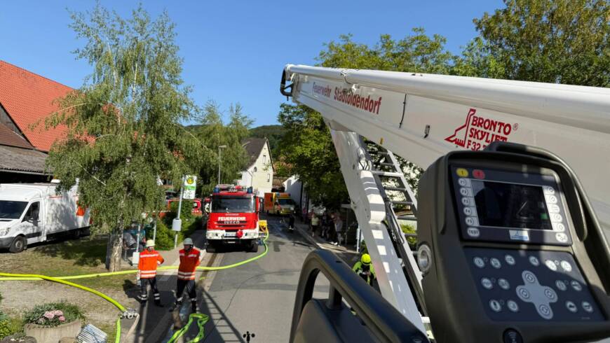 Wohnungsbrand in Rühle.  Hubrettungsfahrzeug zur nachbarschaftlichen Löschhilfe im Einsatz