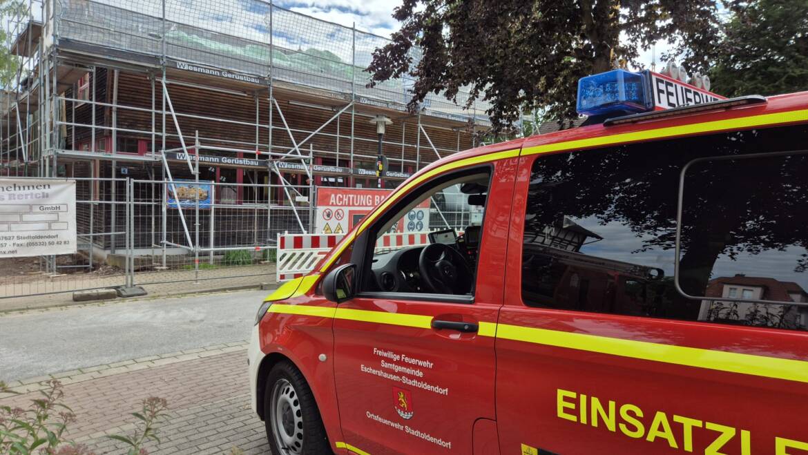 Person stürzt auf Baustelle.  Einsatz Rettungsdienst und Feuerwehr in Stadtoldendorf