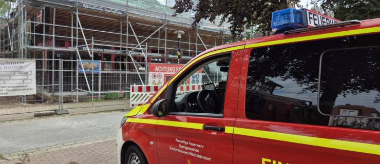 Person stürzt auf Baustelle.  Einsatz Rettungsdienst und Feuerwehr in Stadtoldendorf
