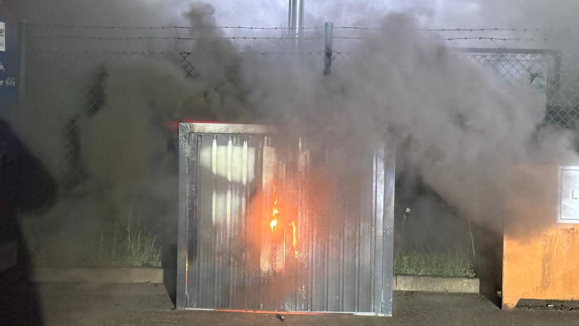 Brennen Akkus, Batterien und Altelektrogeräte auf Wertstoffsammelplatz in Stadtoldendorf