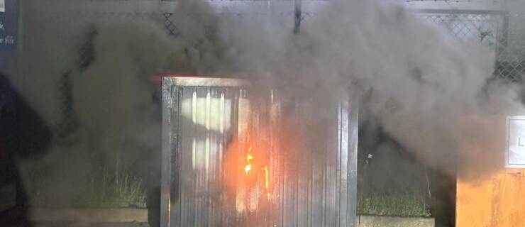 Brennen Akkus, Batterien und Altelektrogeräte auf Wertstoffsammelplatz in Stadtoldendorf