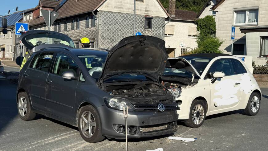 Morgentlicher Verkehrsunfall an Kreuzung in Stadtoldendorf. Einsatz der Rettungskräfte