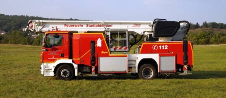 Kellerbrand in Bodenwerder. Überörtlicher Einsatz des Hubrettungsfahrzeuges vor Ort.