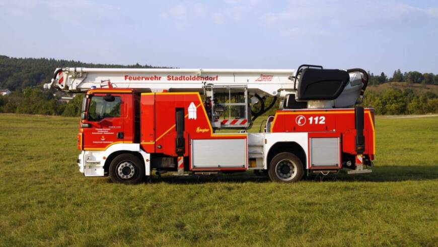 Kellerbrand in Bodenwerder. Überörtlicher Einsatz des Hubrettungsfahrzeuges vor Ort.