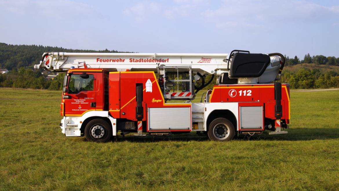 Kellerbrand in Bodenwerder. Überörtlicher Einsatz des Hubrettungsfahrzeuges vor Ort.