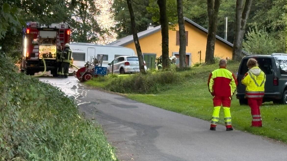 Feuer auf dem Ith. Hubrettungsfahrzeug und Hygieneeinheit im Einsatz