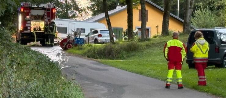 Feuer auf dem Ith. Hubrettungsfahrzeug und Hygieneeinheit im Einsatz