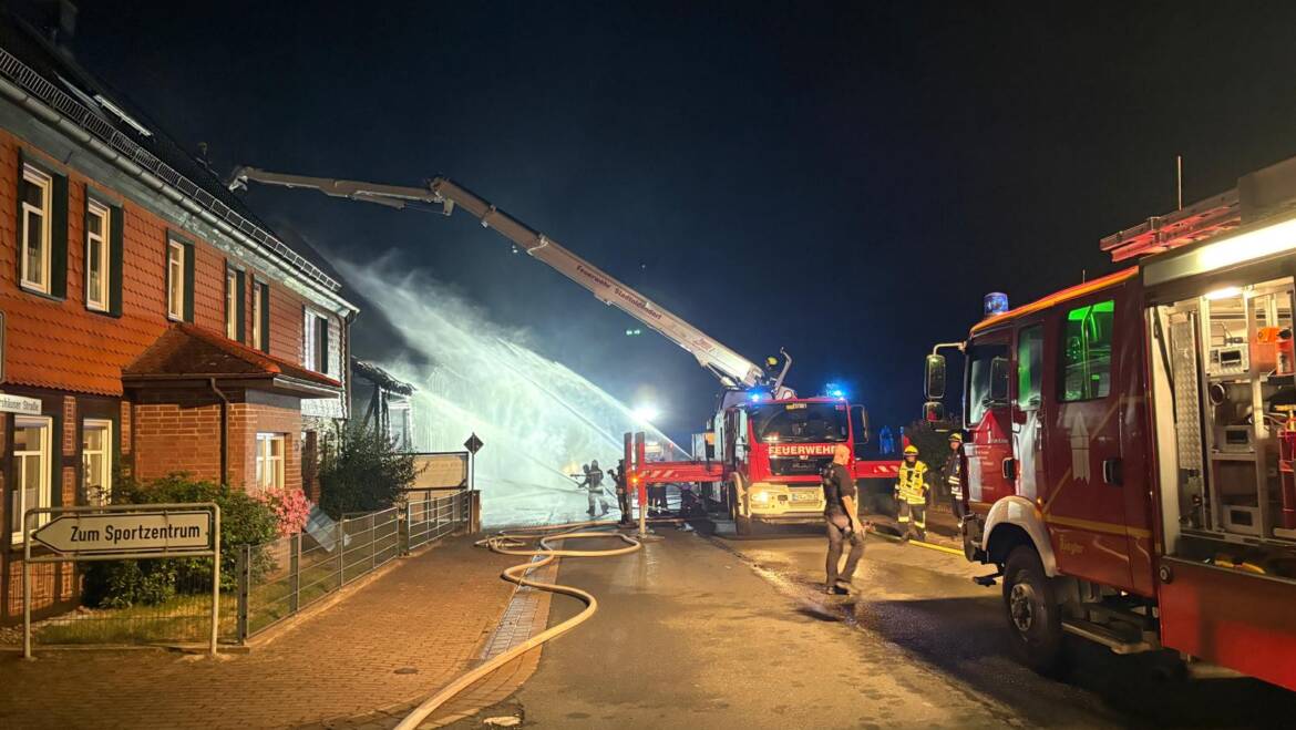 Nächtlicher Großbrand einer Scheune in Mainzholzen. Mehr als 100 Einsatzkräfte im Einsatz