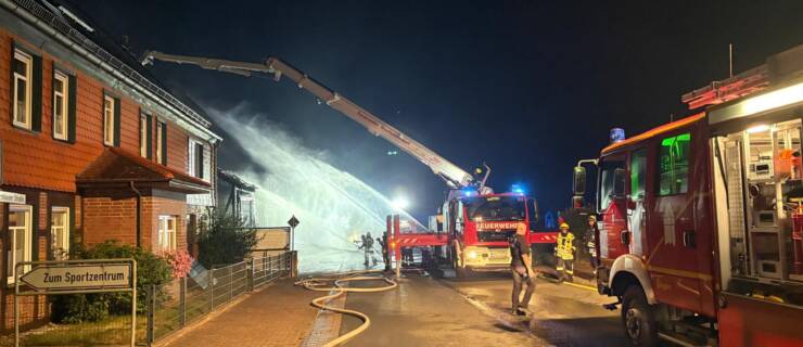 Nächtlicher Großbrand einer Scheune in Mainzholzen. Mehr als 100 Einsatzkräfte im Einsatz
