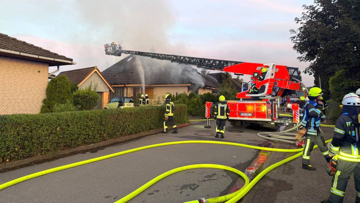 Großbrand in Deensen: Zwei Wohnhäuser und Nebengebäude in Flammen