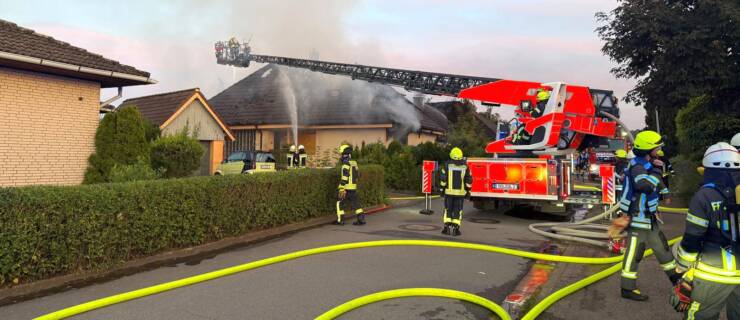 Großbrand in Deensen: Zwei Wohnhäuser und Nebengebäude in Flammen