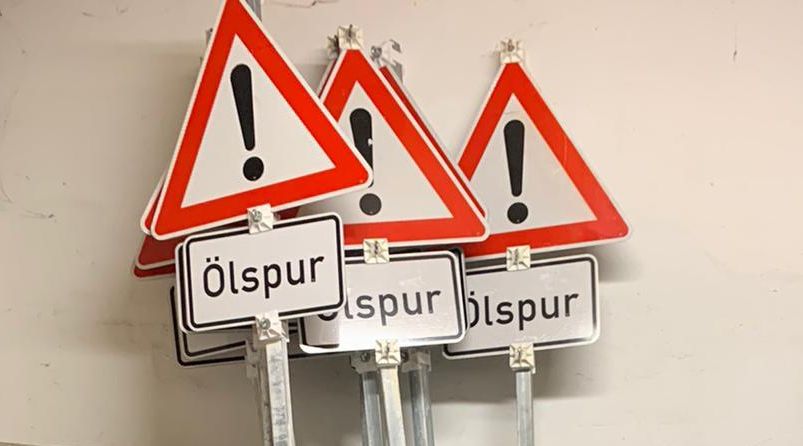 Einsammeln der aufgestellten Ölwarnschilder im Stadtgebiet nach der langer Ölspur in der letzten Woche