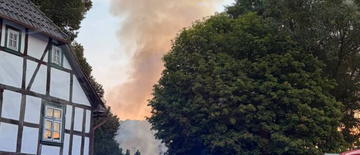 Scheunenbrand in Mackensen. Überörtliche Alarmierung der Teleskopgelenkmastbühne