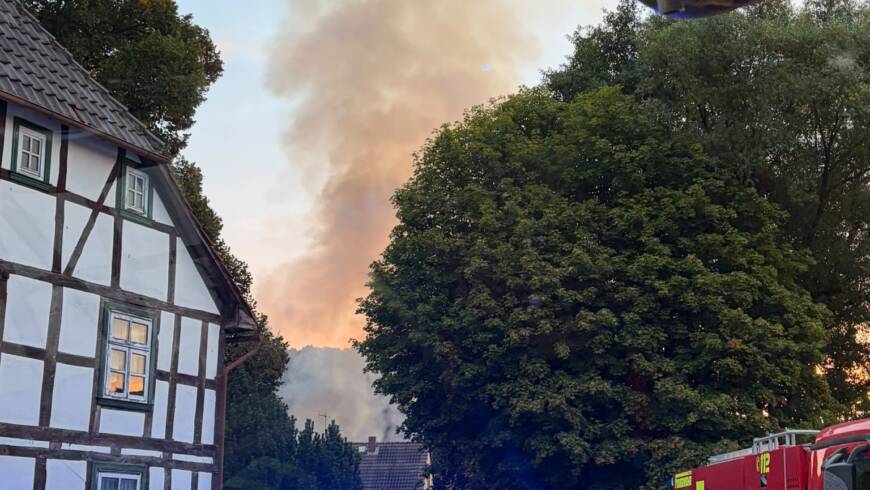 Scheunenbrand in Mackensen. Überörtliche Alarmierung der Teleskopgelenkmastbühne