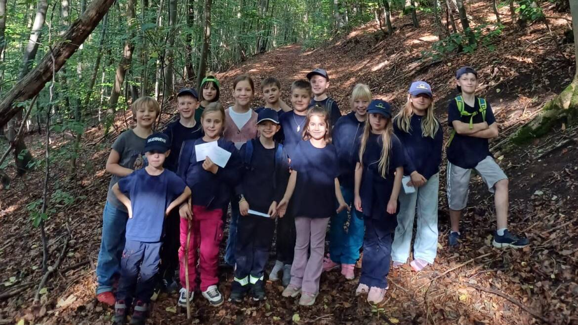 Strolche der Kinderfeuerwehr Stadtoldendorf auf Entdeckungstour im Wald