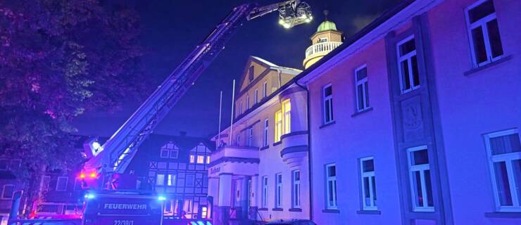 Feuerwehr übt anspruchsvollen Brandeinsatz am Rathaus Stadtoldendorf